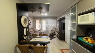 Sala de estar com móveis de madeira e piso claro.