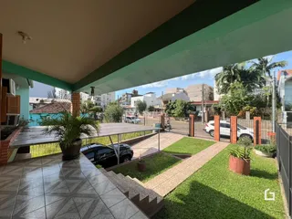 Vista da área externa e jardim de uma propriedade em Lajeado.