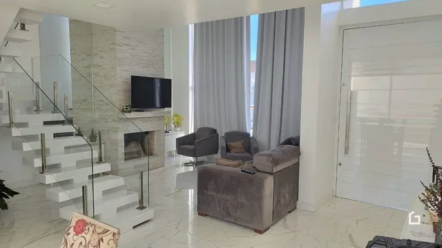 Escadaria com corrimão de vidro em um ambiente interno.