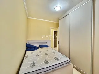 Quarto com cama e armário em um apartamento.
