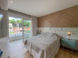 Quarto com vista para a varanda e porta de vidro.