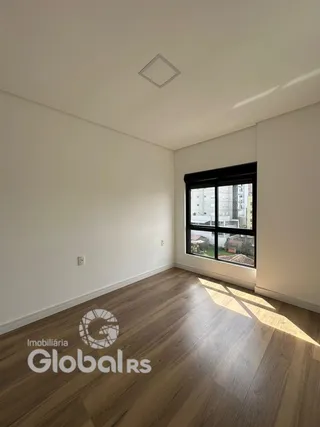 Sala de estar com piso de madeira e janela de grande porte.