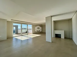 Sala de estar ampla com porta de vidro abrindo para o exterior.