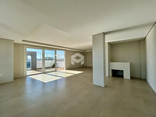 Sala de estar ampla com porta de vidro abrindo para o exterior.