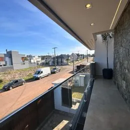Vista externa de um terraço com vista para a paisagem urbana.
