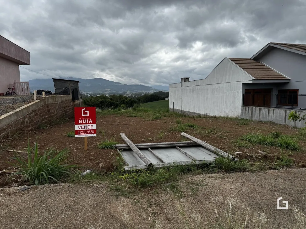 Vista externa de uma propriedade em Lajeado, Brasil, com terreno e cerca.