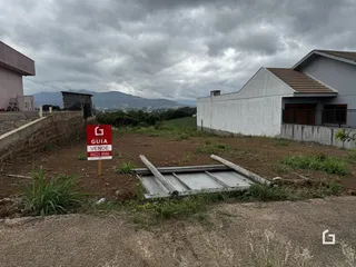 Vista externa de uma propriedade em Lajeado, Brasil, com terreno e cerca.