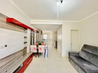 Interior de uma sala de estar com piso de cerâmica e móveis modernos.