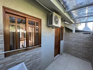 Vista da fachada com portas de vidro e área externa em Lajeado.