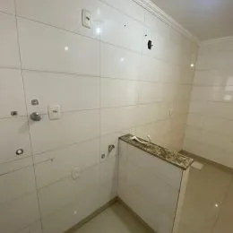Parede branca lisa de um ambiente interno em um imóvel.