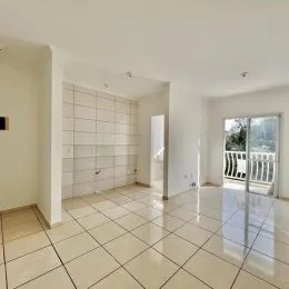 Foto do interior de um ambiente com piso de cerâmica clara.
