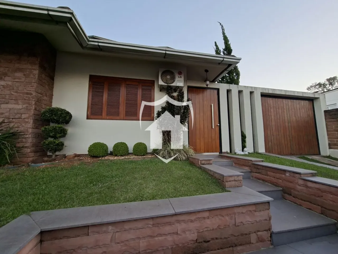 Casa com 4 dormitórios, foto 1