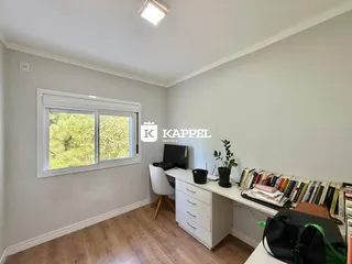 Ambiente interno com janela e estação de trabalho.