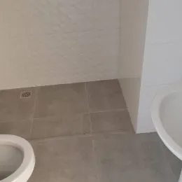 Foto de um piso de cerâmica em um ambiente interno.