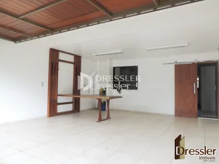 Ambiente interno com portas de madeira e piso de cerâmica.