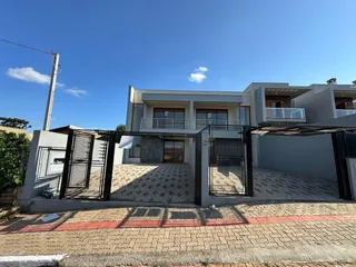 Fachada externa de uma residência em Lajeado, Brasil, com muro e portão.