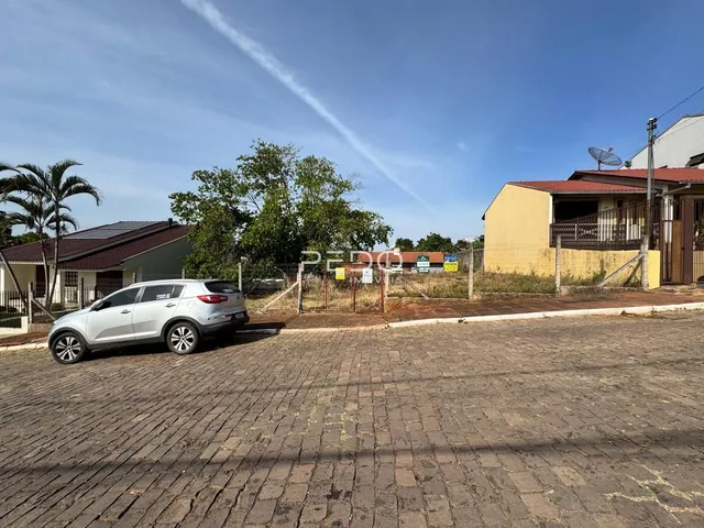 Vista externa de uma residência em Lajeado, Brasil, com uma rua pavimentada e um veículo estacionado.