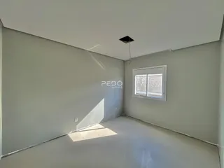 Foto de um cômodo interno com paredes cinzas e piso claro.