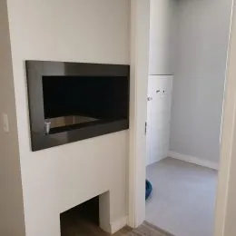 Foto de uma lareira em uma sala de estar.