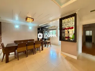 Uma sala de jantar com mesa de madeira e um armário de bebidas.
