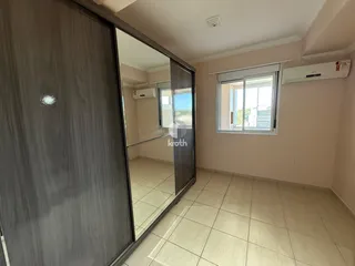 Interior de um ambiente com piso de cerâmica e janela.
