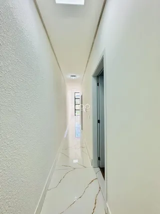 Corredor interno de um imóvel em Lajeado, Brasil.