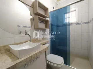 Foto do interior de um banheiro com azulejos brancos.