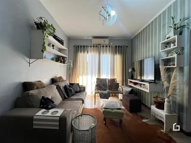 A sala de estar de um imóvel em Lajeado, Brasil, com decoração clara.