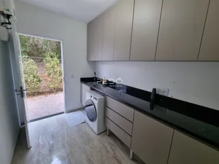 Vista da cozinha com acesso ao jardim externo.