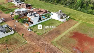 Vista aérea de um terreno com construções em fase de obra em Lajeado, Brasil.