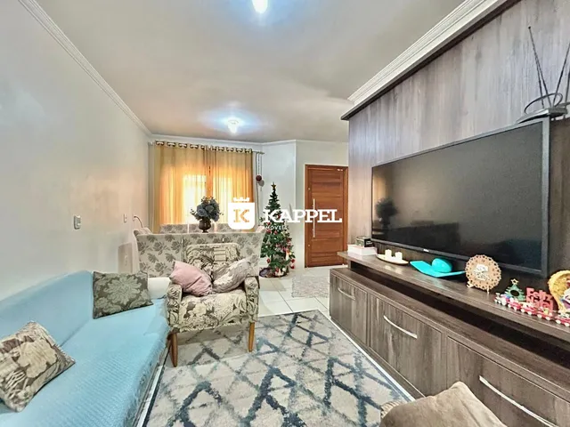 Sala de estar com sofá azul e poltronas decorativas.