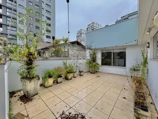 Vista de uma área externa pavimentada com vasos de plantas em um imóvel em Lajeado.