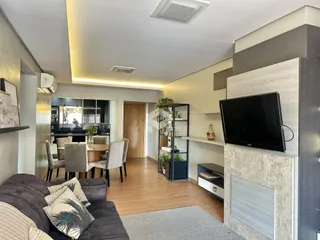 Sala de estar e jantar de um imóvel em Lajeado, Brasil.
