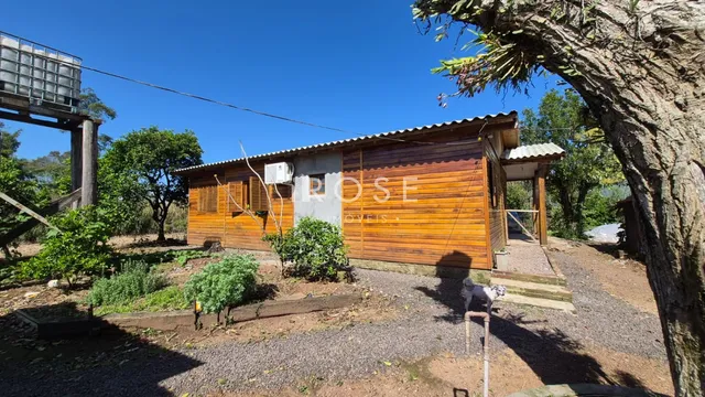Fachada de uma casa de madeira em ambiente rural.