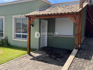 Fachada de uma casa em Lajeado, Brasil, com um alpendre coberto.