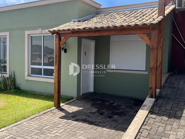 Fachada de uma casa em Lajeado, Brasil, com um alpendre coberto.