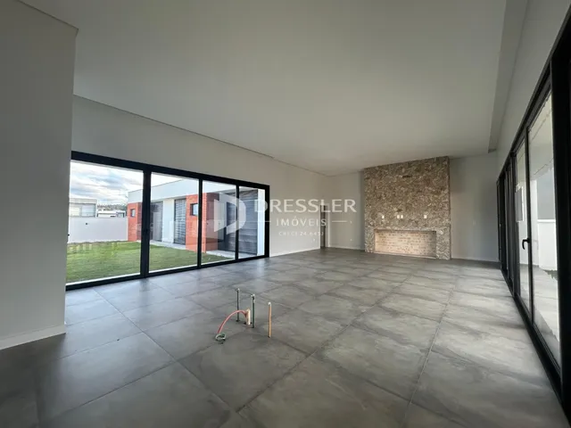 Uma sala de estar ampla com portas de vidro voltadas para o exterior.