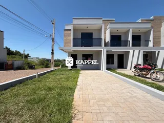 Fachada de uma casa moderna com jardim e calçada em Lajeado, Brasil.