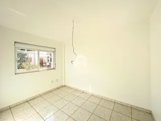 Ambiente interno com piso de cerâmica e paredes brancas.