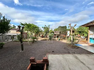 Vista externa de um terreno com jardim e vegetação em Lajeado.