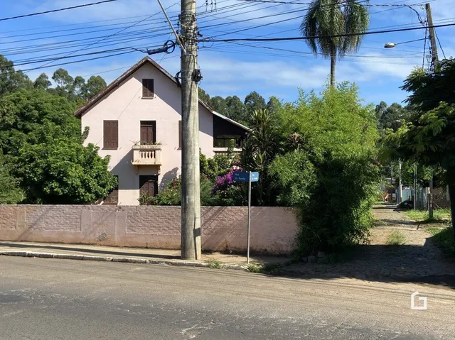 Fachada de uma casa em Lajeado, Brasil, com cerca e vegetação ao redor.