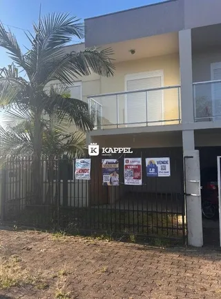 Fachada de uma residência em Lajeado, Brasil, com uma varanda.
