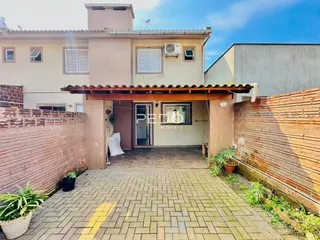 Fachada de uma residência em Lajeado, Brasil, mostrando a entrada e o pátio.