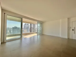 Sala ampla com grandes janelas que oferecem vista para a cidade.