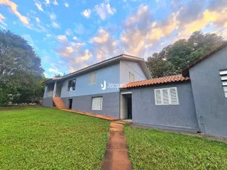 Fachada de uma casa em Lajeado, Brasil, com jardim gramado.