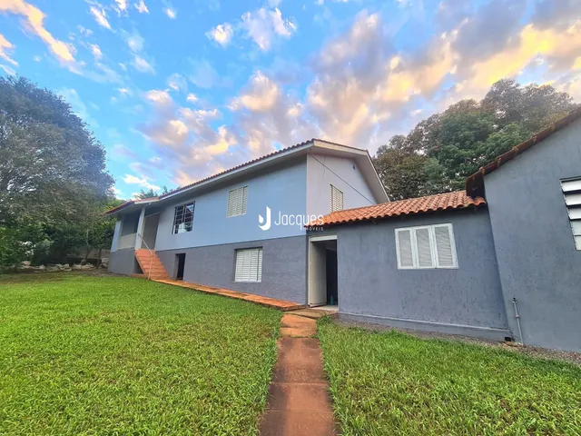 Fachada de uma casa em Lajeado, Brasil, com jardim gramado.