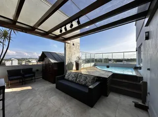 Vista da área externa com piscina e deck em Lajeado.