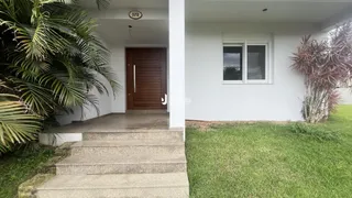 Foto da fachada de uma residência em Lajeado, Brasil, com entrada e jardim.