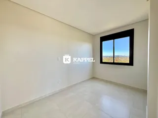 Uma sala ampla e clara com piso de porcelanato e uma vista panorâmica.