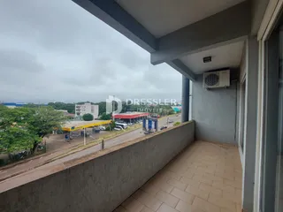 Vista da fachada de um imóvel em Lajeado, Brasil, com vista para uma rua e área externa.